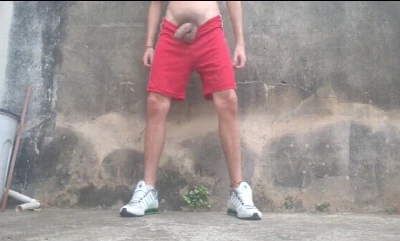 Novinho brasileiro ensina como mijar e gozar no....