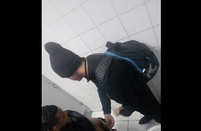 Brasileiros são flagrados na maior safadeza no banheirão