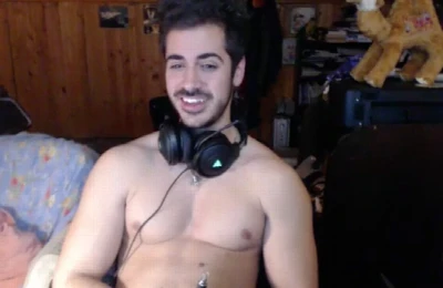 Musculoso barbudo mostra corpão e bate uma gostosa pra cam
