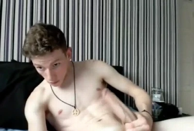 Novinho de pau gigantesco capricha na punheta pra cam