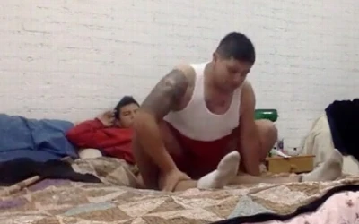 Gordinho quica gostoso na pica do universitário hétero