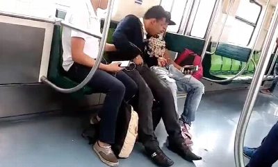 Dando aquela chupada no meio.....do metrô?