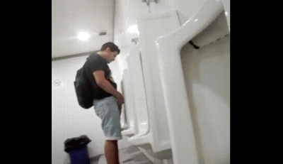 Novinho é flagrado tocando uma no banheirão