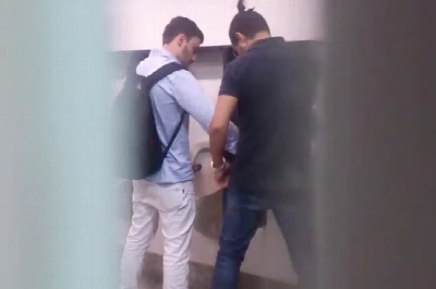 Safados são flagrados no banheirão na maior putaria