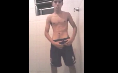 Antes da ducha, novinho toca punheta bem gostosa