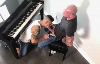 Chupando a rola do professor de piano gostosão