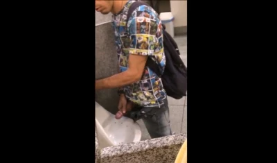Safado é flagrado com anaconda bem dura no mictório