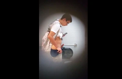 Novinho é flagrado tocando aquela bronha no banheirão