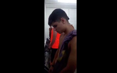 Será que hétero manja rola na hora da mijada do banheirão?
