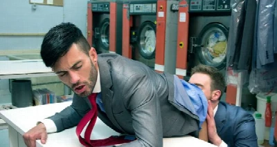 Andy Star dá uma bem gostosa no meio da lavanderia