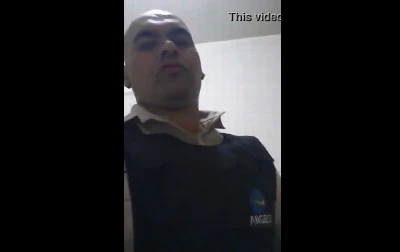 Segurança fardado aproveita intervalo para tocar uma bronha