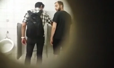 Dando aquela mão amiga no banheirão público