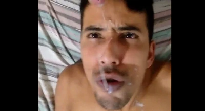 Quer leitinho? Então recebe porra quentinha na cara