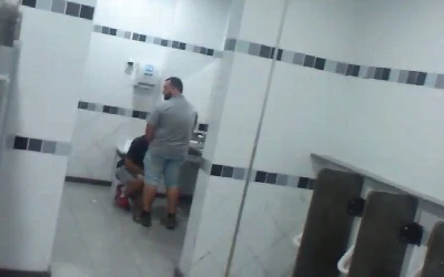 Fazendo aquela rapidinha no banheirão antes do trabalho