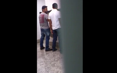 Brasileiros são flagrados fazendo aquela mão amiga no banheirão