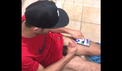 Machão hétero é flagrado batendo aquela bronha no banheirão