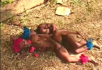 Índios curtem livremente a vida deliciosa na mata
