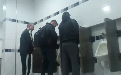 Trio de putos curte bem gostoso um banheirão bem movimentado
