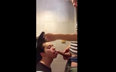 Mamadeira no banheiro? Novinho curte e pede mais