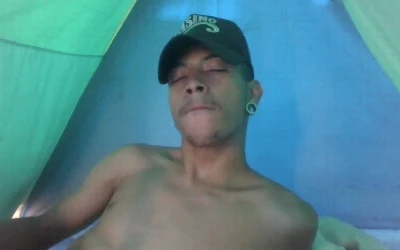 Cafuçu dá gozada espetacular na barraca no meio do mato