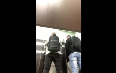 Manjando a rola do bem dotado no banheirão