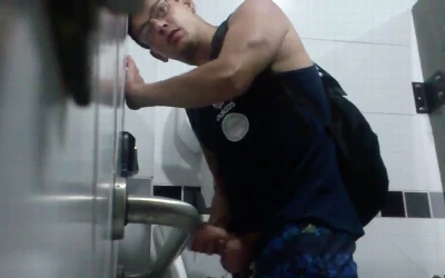 Safado é flagrado batendo uma, mas não para com a bronha