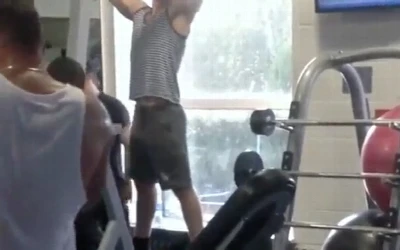 Manjando a rola do gostosão na academia