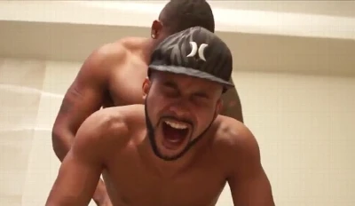 Metendo com força e destruindo o cuzinho apertadinho do moreno