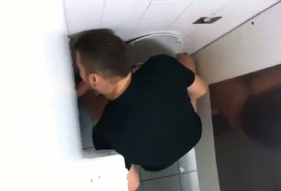 Dando aquela mamada espetacular no banheirão público