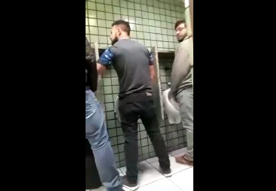 Safados só querem saber de putaria no banheirão público