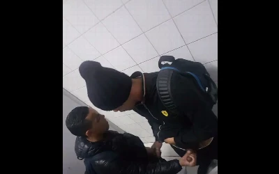 Eles nunca se viram antes, mas a mão amiga foi deliciosa
