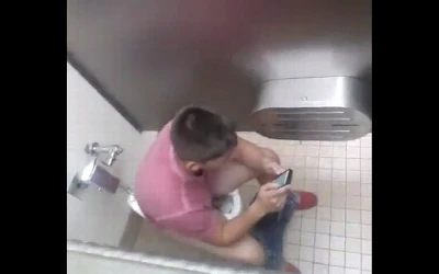 Aquele flagra do safado tocando uma no banheirão