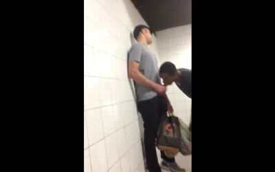Fazendo aquele boquetão esperto no banheiro de São Paulo