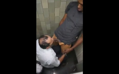 Mamando o negão bem dotado num banheirão de Santos