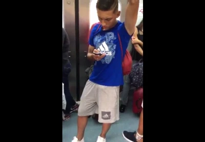 Volume de novinho charmoso impressiona dentro do metrô lotado