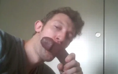Branquelo cai de boca bem gostoso numa pica preta gigantesca