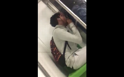Indiano paga um boquetão caprichado dentro do metrô em movimento