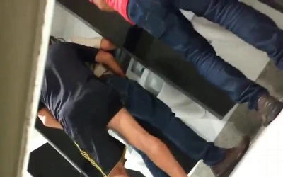 Machos são flagrados empolgadíssimos no banheirão público