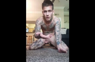 Jovem tatuado curte realizar várias brincadeiras durante a bronha