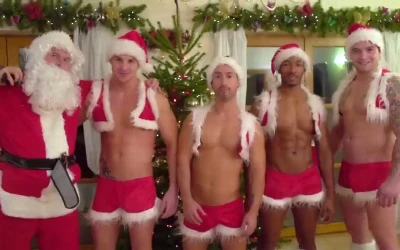 Ajudantes do Papai Noel estão com um tesão daqueles na noite de Natal
