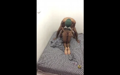 Câmera escondida flagra cafuçus cheios de tesão e prontos para foder gostoso