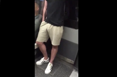 Safado é flagrado sem cueca e com a rola balançando no metrô