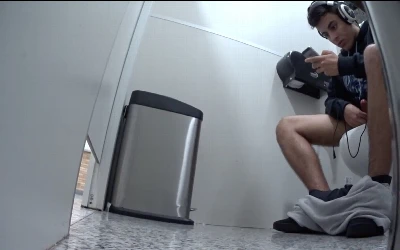 Flagra!!!! Jovem cai na net após ser pego batendo uma no aeroporto