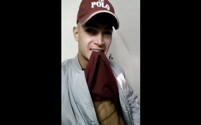 Deu um tesão da porra no meio do voo, vai fazer o que?
