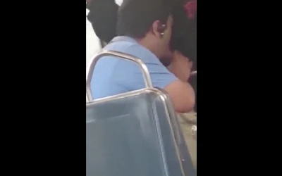 Boquete caprichado num transporte público na Ásia? Temos sim.
