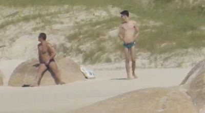 Curtindo a praia de nudismo em Santa Catarina com o maduro bem dotado