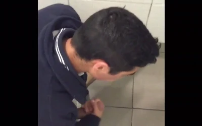 Jovem é flagrado tocando aquela bronha no banheiro da faculdade