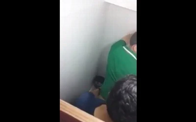 Universitário safado é flagrado dando o cuzão no banheiro da balada