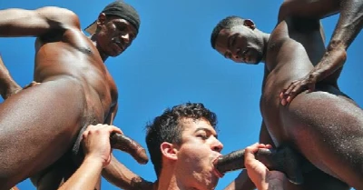 Brasileiro encara dois negros bem dotados. Será que ele dá conta?