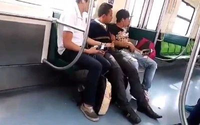 Flagra de trio curtindo mão amiga e pagando boquete no metrô